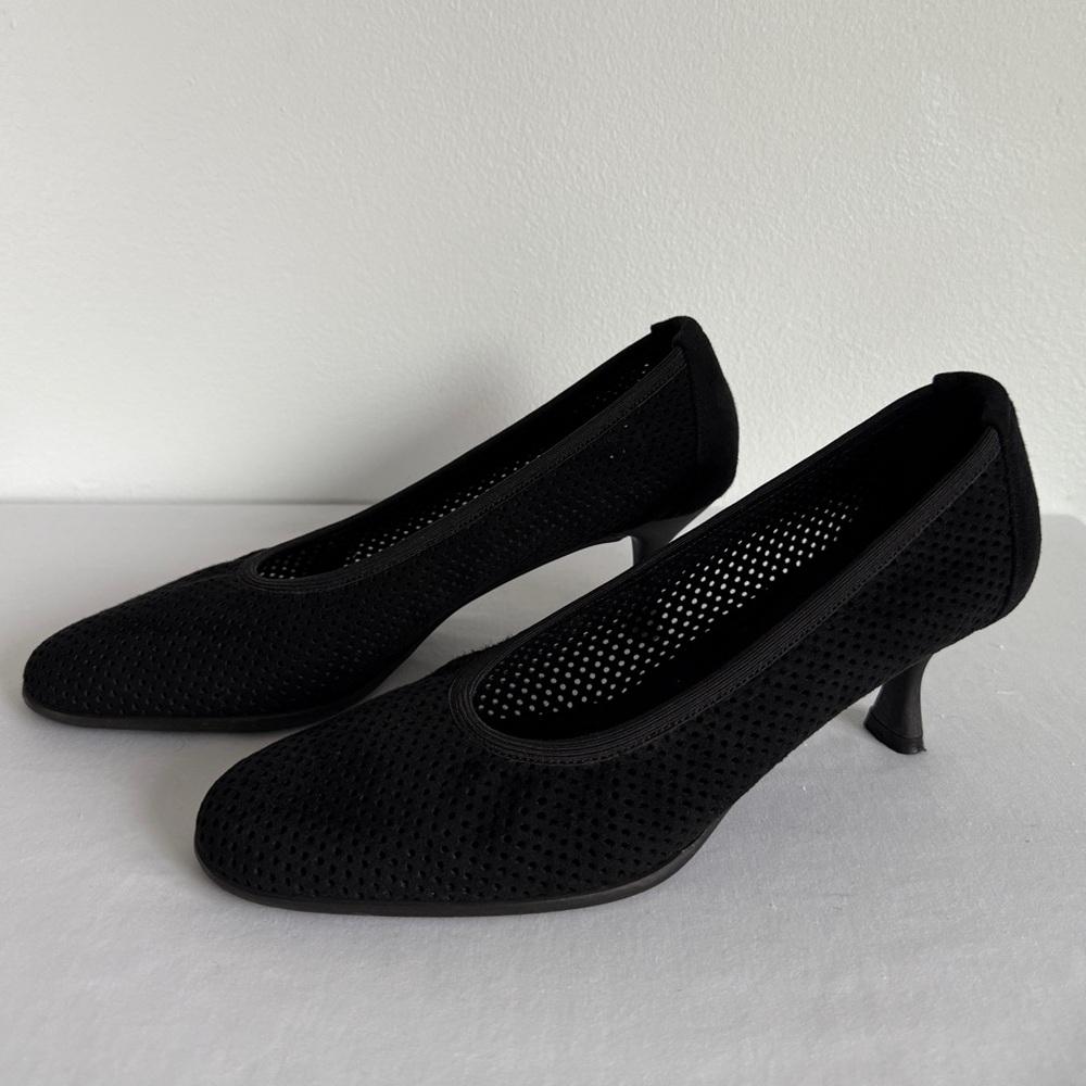 Stuart Weitzman Black Suede Perforated Pumps Shoes Womens Made in Spain Size 8